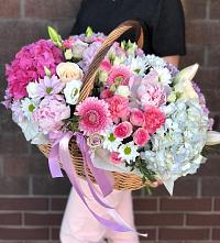 Композиция солнечный день в Большевике Ставропольского края Цветочная композиция из Розы, Хризантемы, Пионы и Лизиантусы в корзине в Большевике Ставропольского края