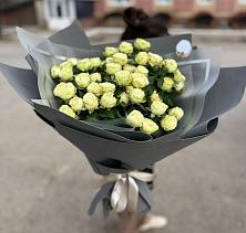 Букет Белые кустовые розы Солинеро в Большевике Ставропольского края