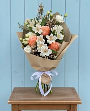 Букет цветов из:  Альстромерии, Лизиантусы, Розы и Хризантемы в Большевике Ставропольского края