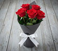 Букет 5 Красных роз Эдлесс Лав в Большевике Ставропольского края